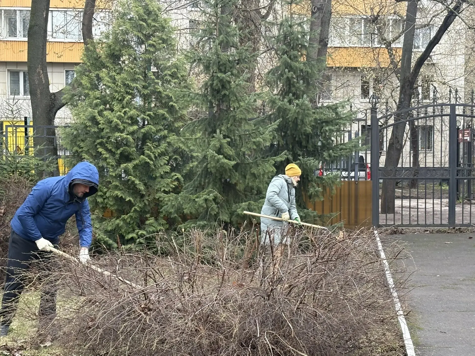 Городской субботник   Наши родители-активисты не побоялись плохой погоды и пришли, чтобы сделать мес