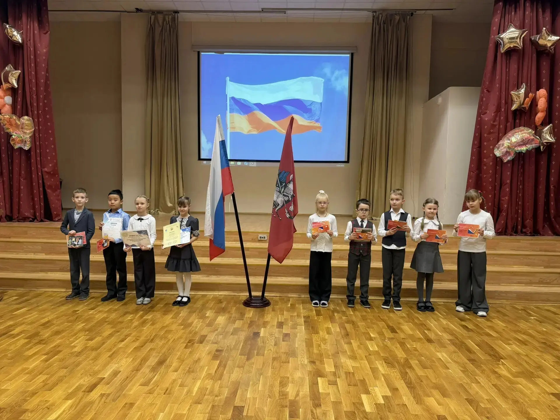 🇷🇺 Утро начинается с важного! ✨  Новая учебная неделя в школе началась с торжественной линейки: выно