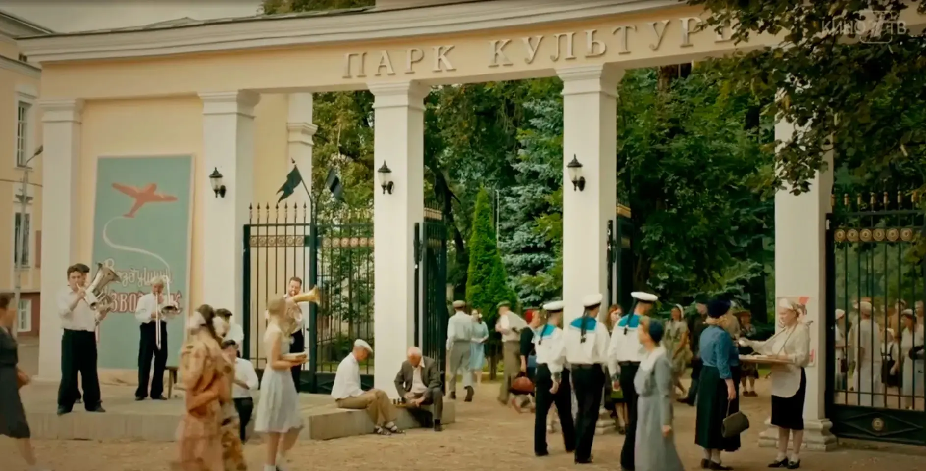 🌹 Для съемок «Аллигатора» в Калуге по ночам высаживали розы