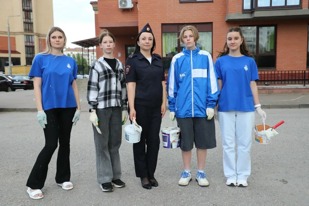 Полицейские и волонтёры, среди которых была ученица 6-А класса Виноградова Виктория, вышли на рейд. 