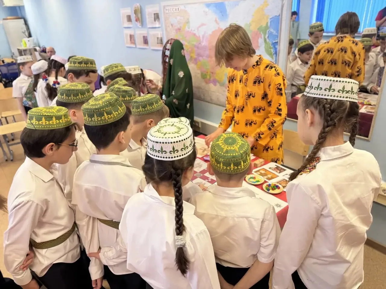 🇷🇺 В рамках празднования Дня школы, приуроченного к Году единства народов России, учащиеся 7 «М» кла
