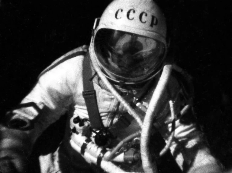 Советским космонавтам во время заграничного турне выпало вступить в разговор с епископом. Ну они, ес