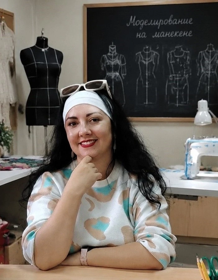 Создай моду своими руками: магия моделирования на манекене! ✨ 
 
Мечтаете превращать отрезы ткани в 