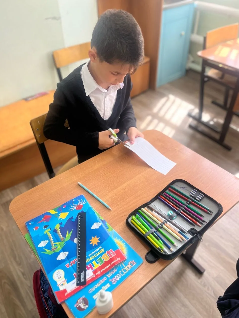 Наши первоклассники продолжают познавать мир в процессе творческой деятельности. Сегодня ребята под 