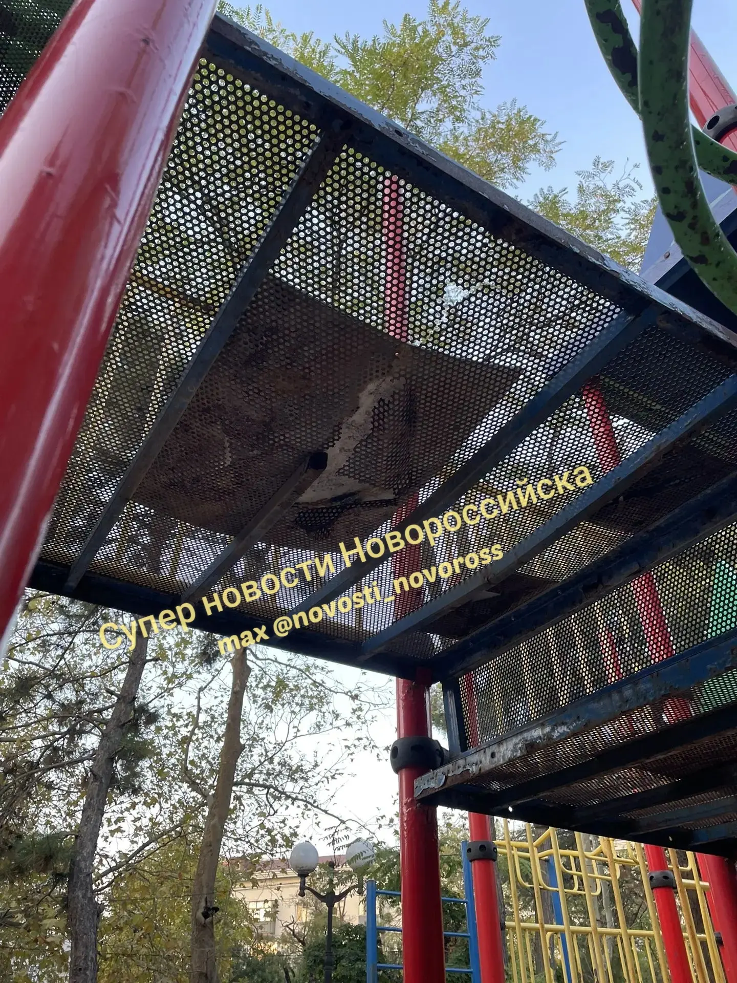 Добрый день! Хотелось бы обратить внимание на детскую площадку в парке им. Ленина около...