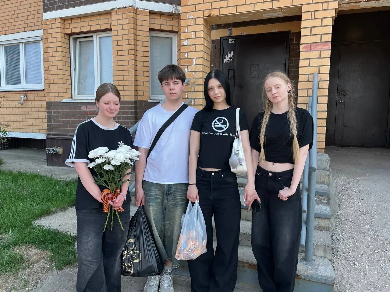 Сегодня ученики 8 Д класса вместе с классным руководителем Кузьменко Т. Е. Поздравили с наступающим 
