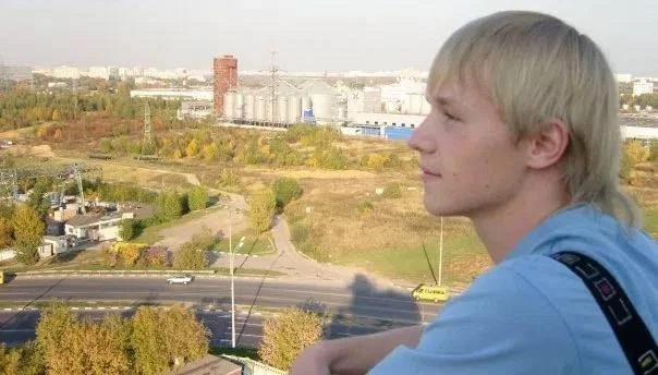 Подписчик Арсений Киркин поделился вот таким архивным кадром — подросток на фоне улицы ...
