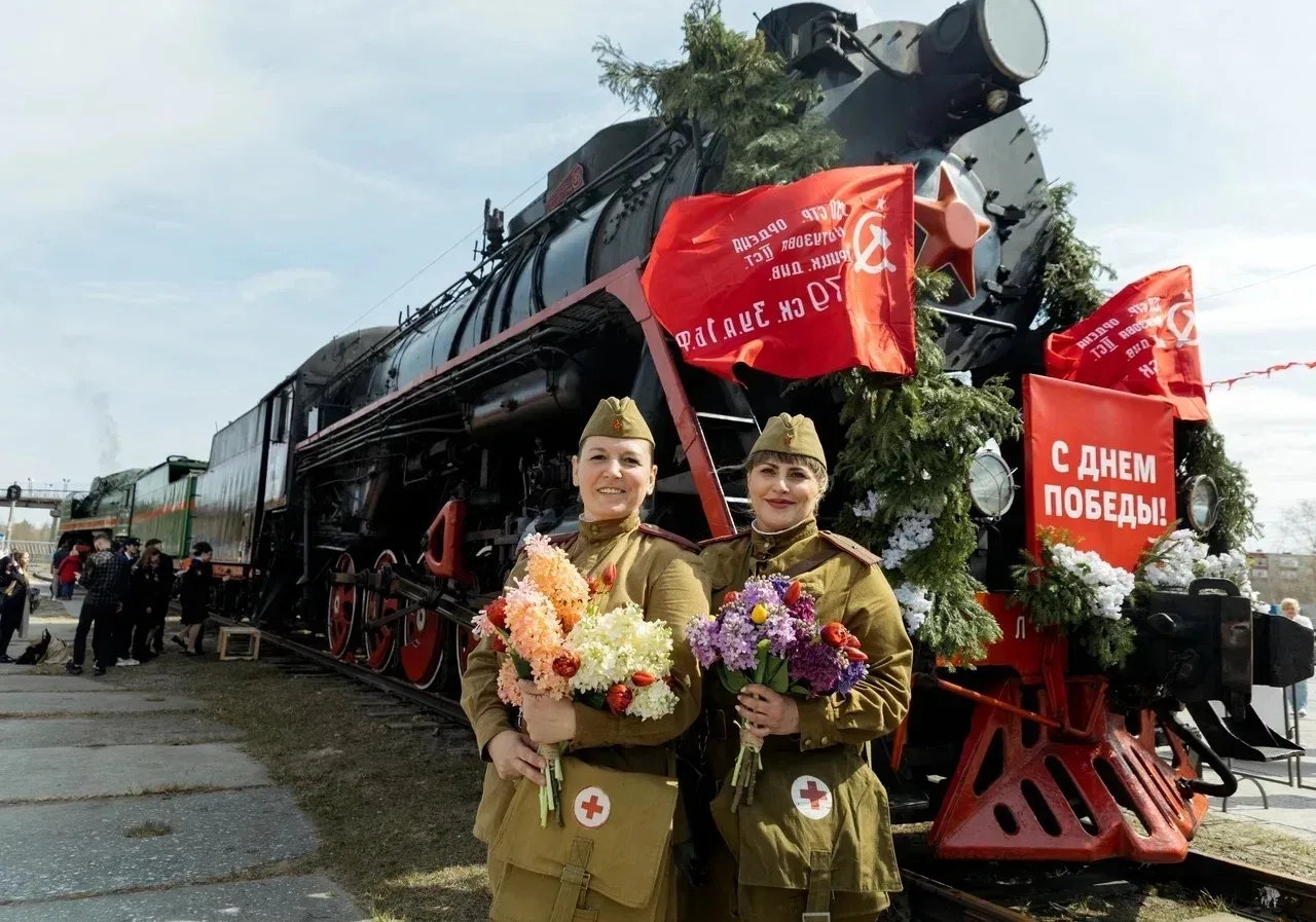 В Сургуте сделал остановку ретропоезд «Эшелон Победы».    Состав начал свой путь 1 мая. Всего в марш