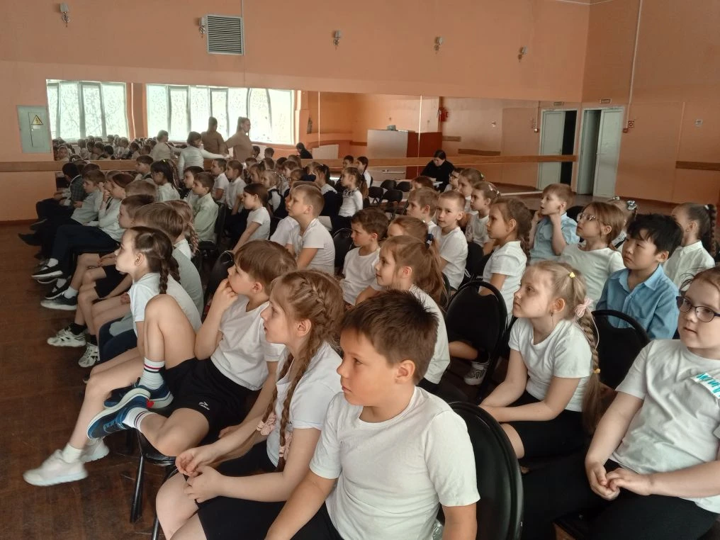 Бережём планету с детства  🤔 Знаете, что объединяет плакат с разноцветными ладошками, грустного пуши