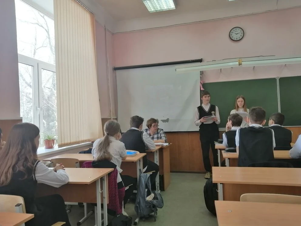 20 февраля в 8б прошел классный час "Есть такая профессия - Родину защищать",. в ходе которого ребят