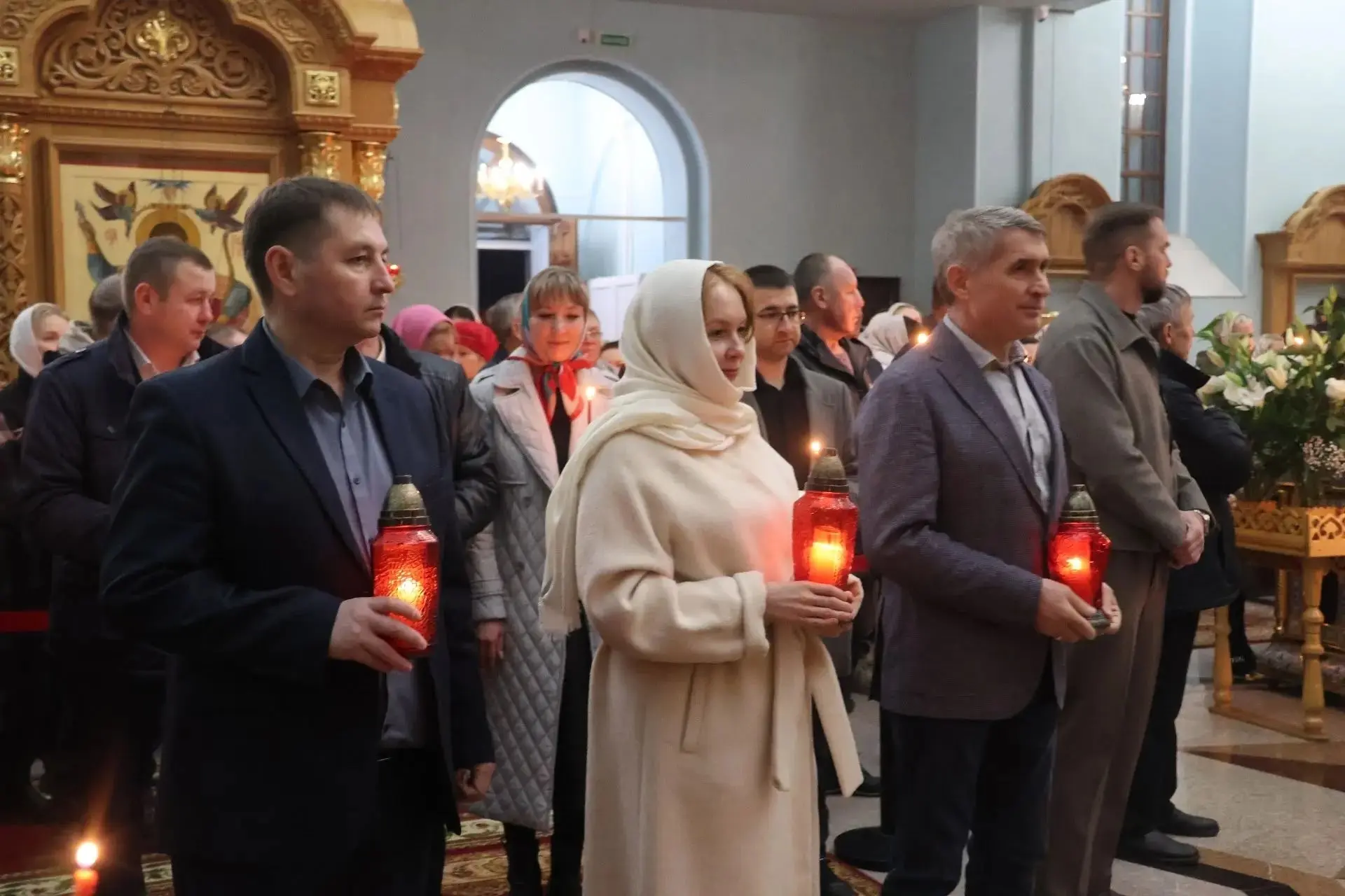 Олег Николаев встретил пасху в окружении цивильских депутатов.