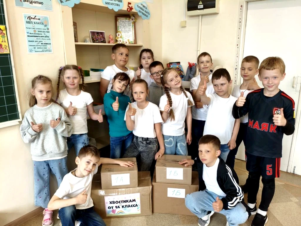 Перед летними каникулами ученики 1а и 1б классов решили порадовать тех, кто не может ск...