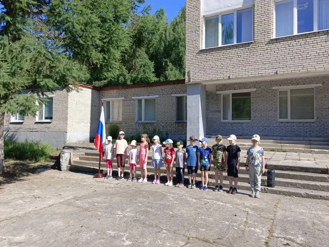 День в лагере "Радуга" прошел под девизом "Мы -одна семья!"
Семья это не только родные по крови, это