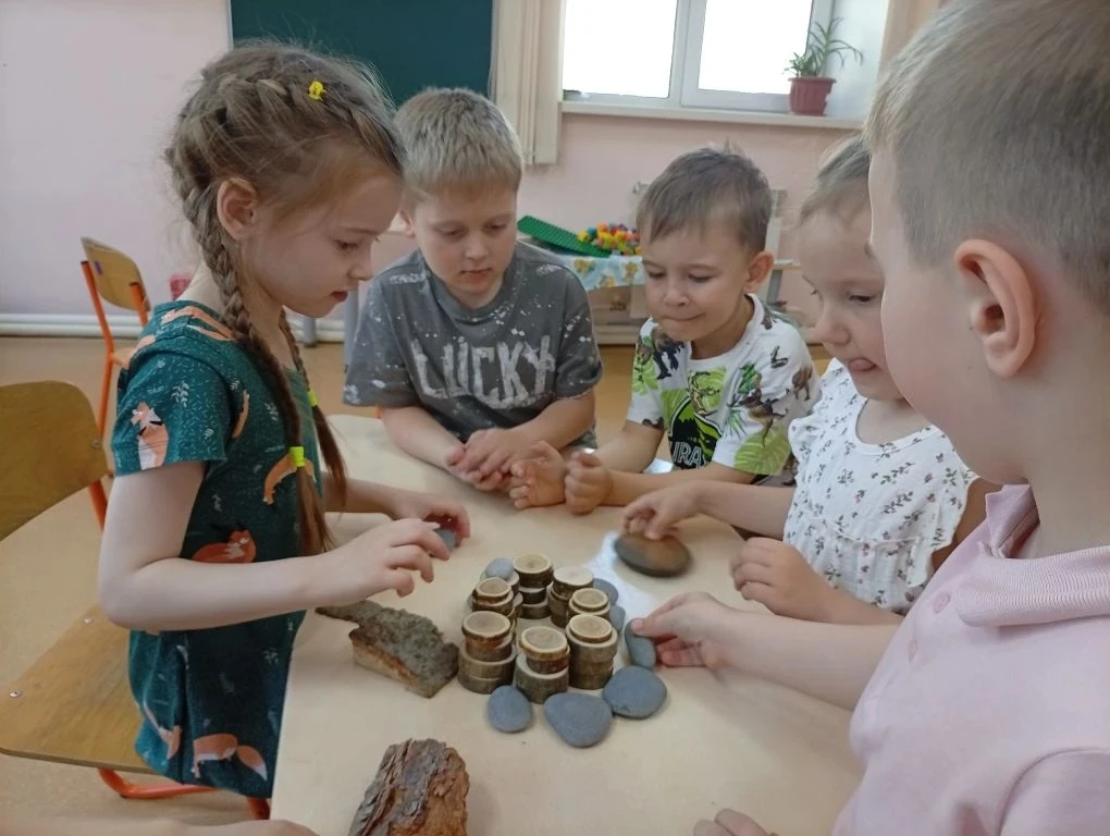 "ВОЛШЕБНАЯ МАСТЕРСКАЯ ПРИРОДЫ" 🌳✨
В утренние часы, когда солнечные зайчики танцуют на стенах, в ста