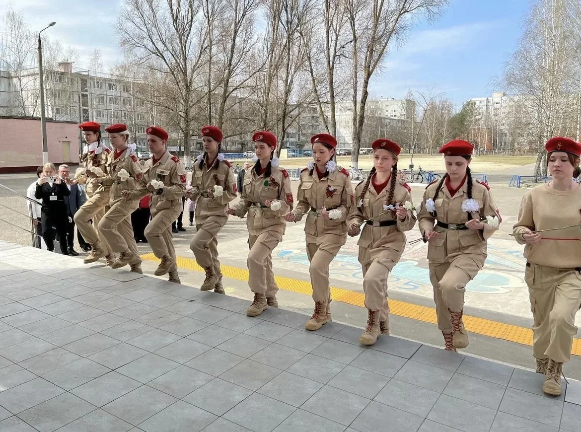…Когда Отечество в беде,  Приходят ему на помощь сыновья, Всем сердцем землю Отчую любя, Порою в пра