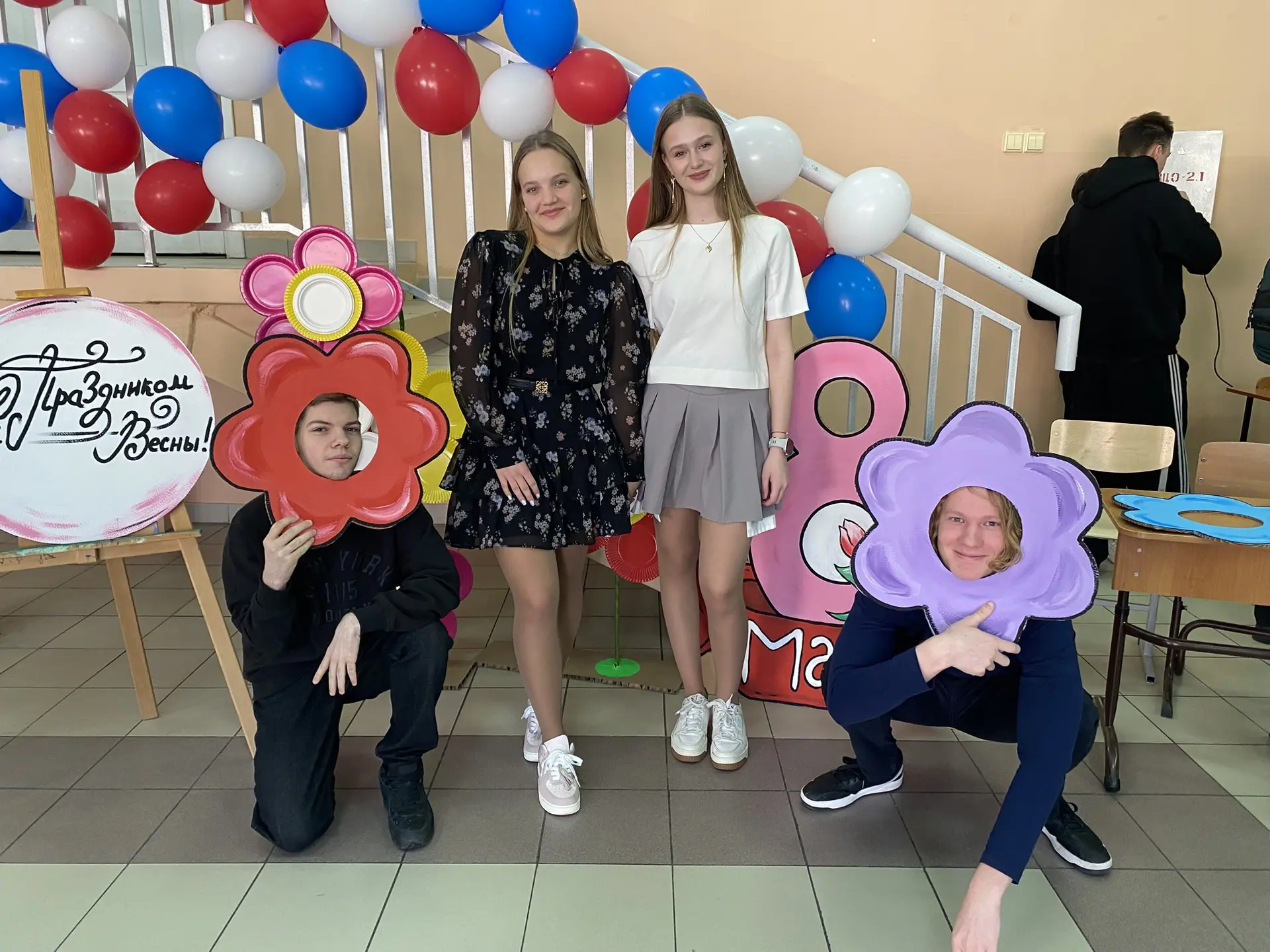 🌸 8 марта в 150 школе!   Вчера наша школа с размахом отметила Международный женский день — с улыбкам