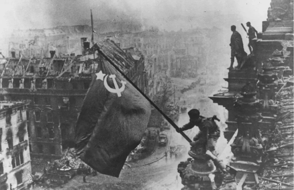 🔥В этот день в 1945 году советские воины водрузили Знамя Победы над Рейхстагом в Берлине  Современны