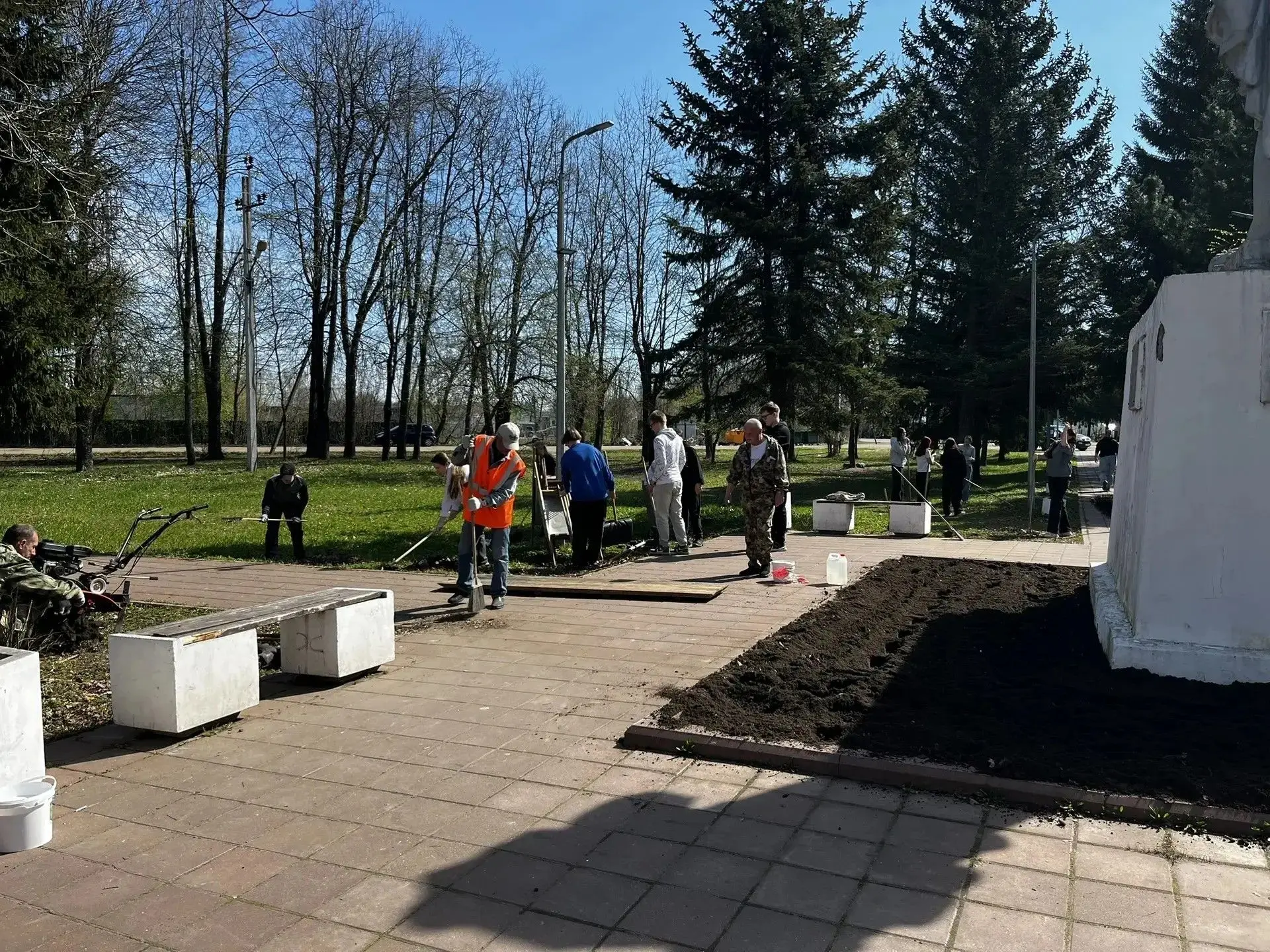 Вчера и сегодня — заботимся о памятниках нашего города! 🇷🇺 ☘ 4 мая ученики 8–9 классов ЦО №6 дружно 