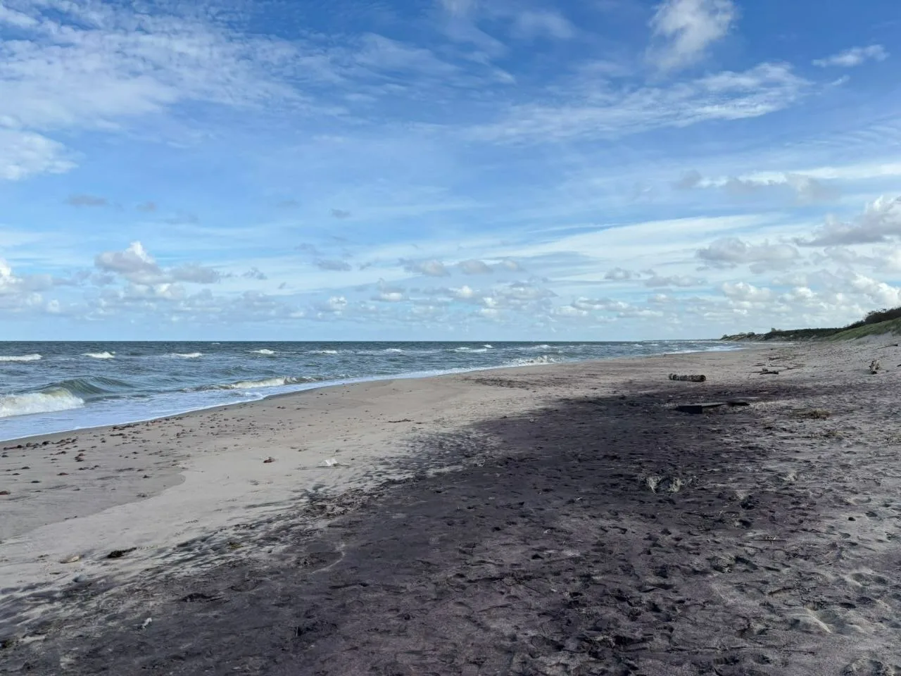 Море продолжает раскрашивать пляж на Куршской косе