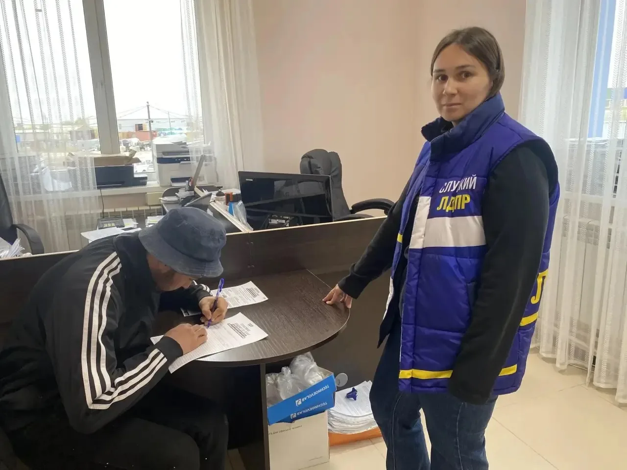 Активисты Ямало-Ненецкого регионального отделения ЛДПР ежедневно собирают подписи за ре...