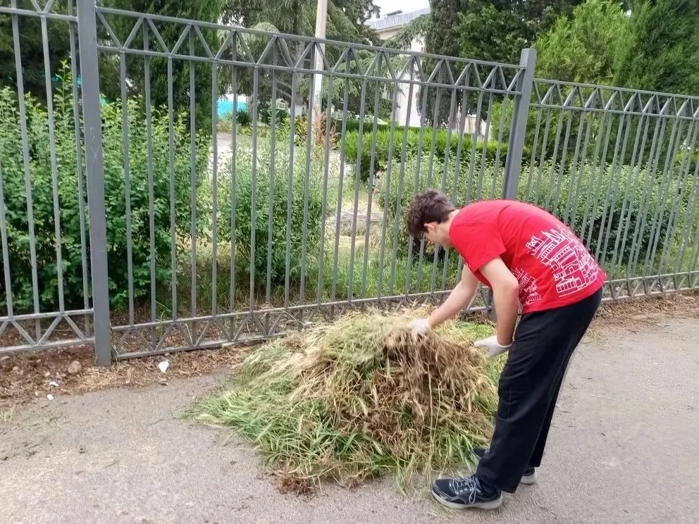 Дружно и слаженно работал школьный трудовой отряд.  Ребята наводили порядок в классных кабинетах и с