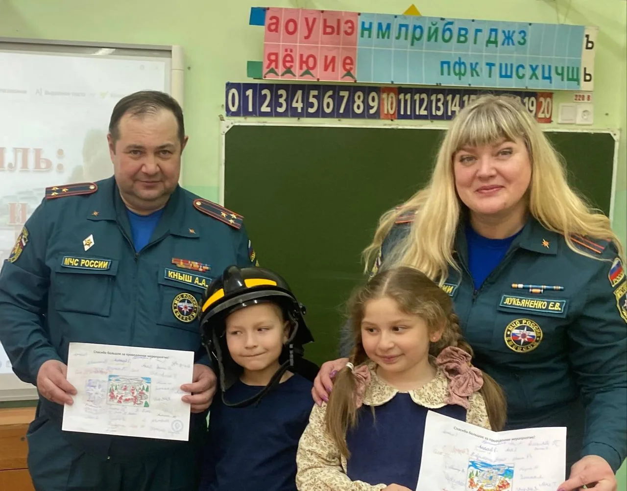 🤝 Безопасность в действии: открытые уроки для младших классов  👀 Перед каникулами в школьном здании 