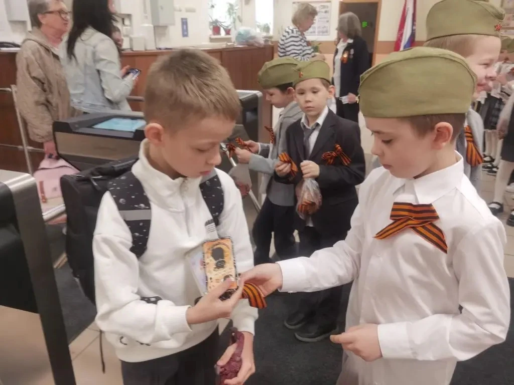 ПАМЯТЬ В СЕРДЦЕ КАЖДОГО!  🏫Наша школа завершила предпраздничный день акцией «ГЕОРГИЕВСКАЯ ЛЕНТОЧКА»,