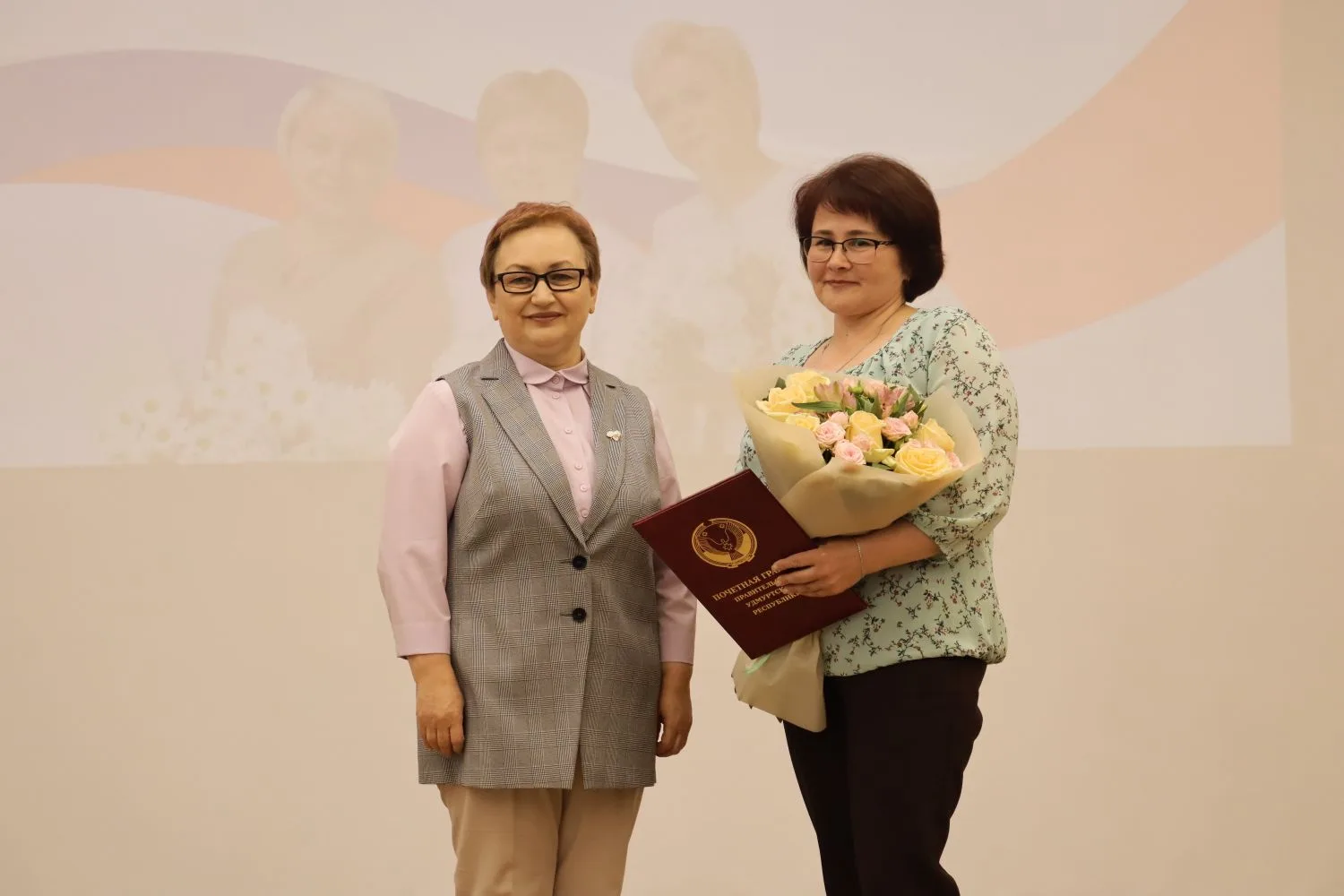 На торжественно мероприятии, посвященное Дню медицинской сестры, награждение Почетной г...