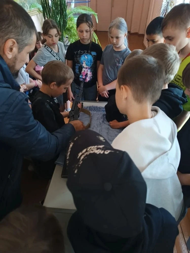 🇷🇺 Второй день оздоровительного лагеря начался с энергичной зарядки 🏃‍♀️, в которую ...