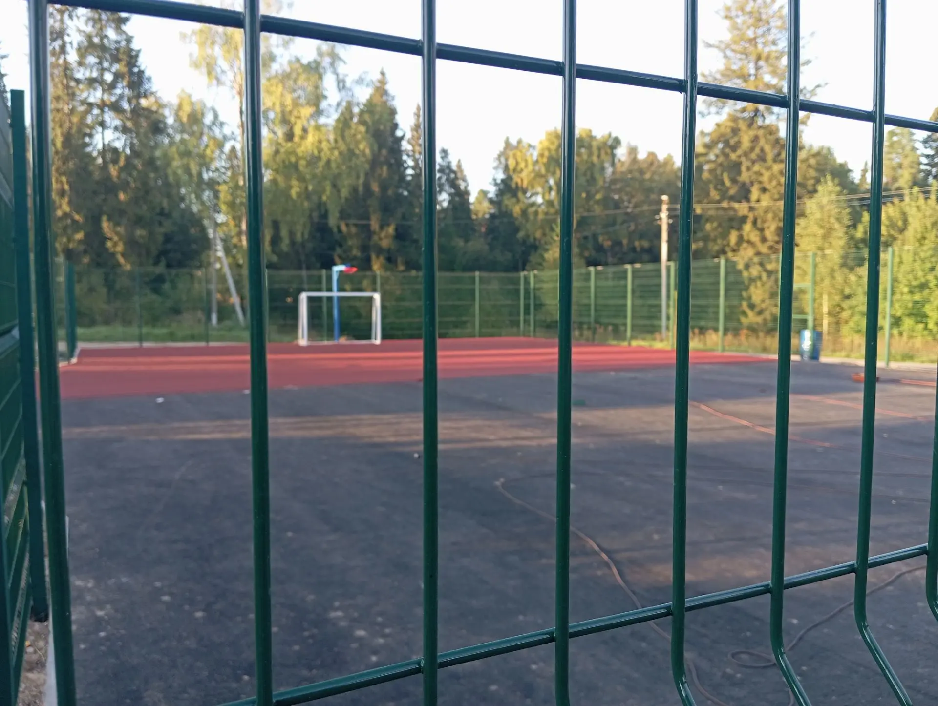 Подходят к завершению работы по оборудованию спортивной площадки. Появилось резиновое п...