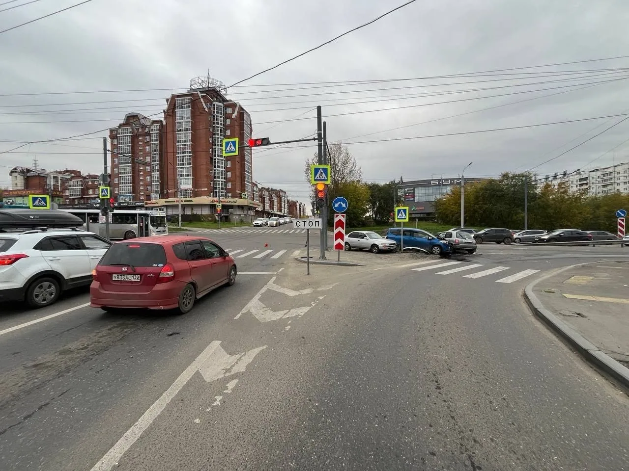 🚗 В Иркутске утром столкнулись три автомобиля: пострадала девушка-водитель