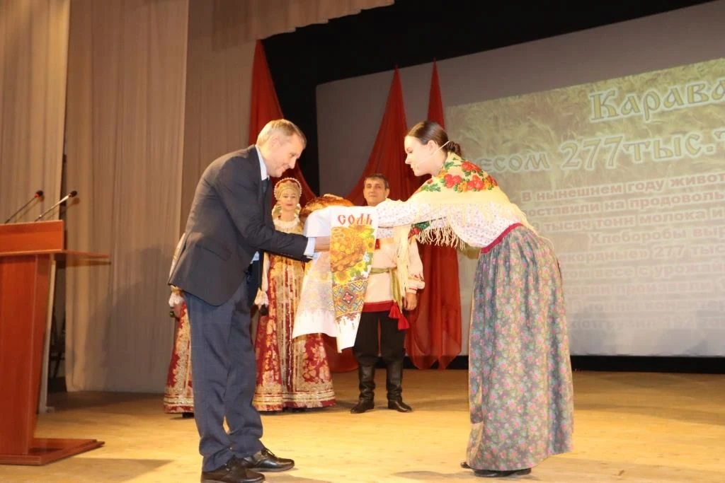 Сегодня в межпоселенческом Доме культуры состоялась торжественная концертная программа,...