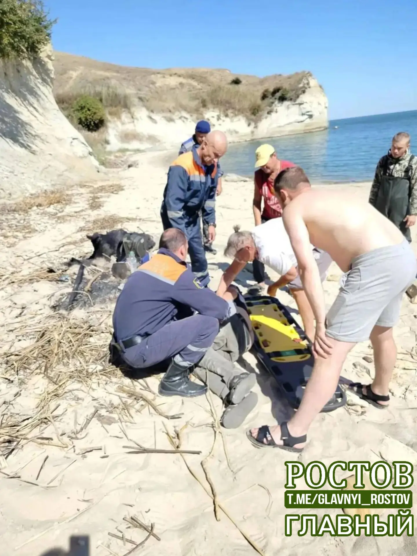 🙏 Спасатели и рыбаки помогли сорвавшемуся с обрыва в Хорошевской мужчине.