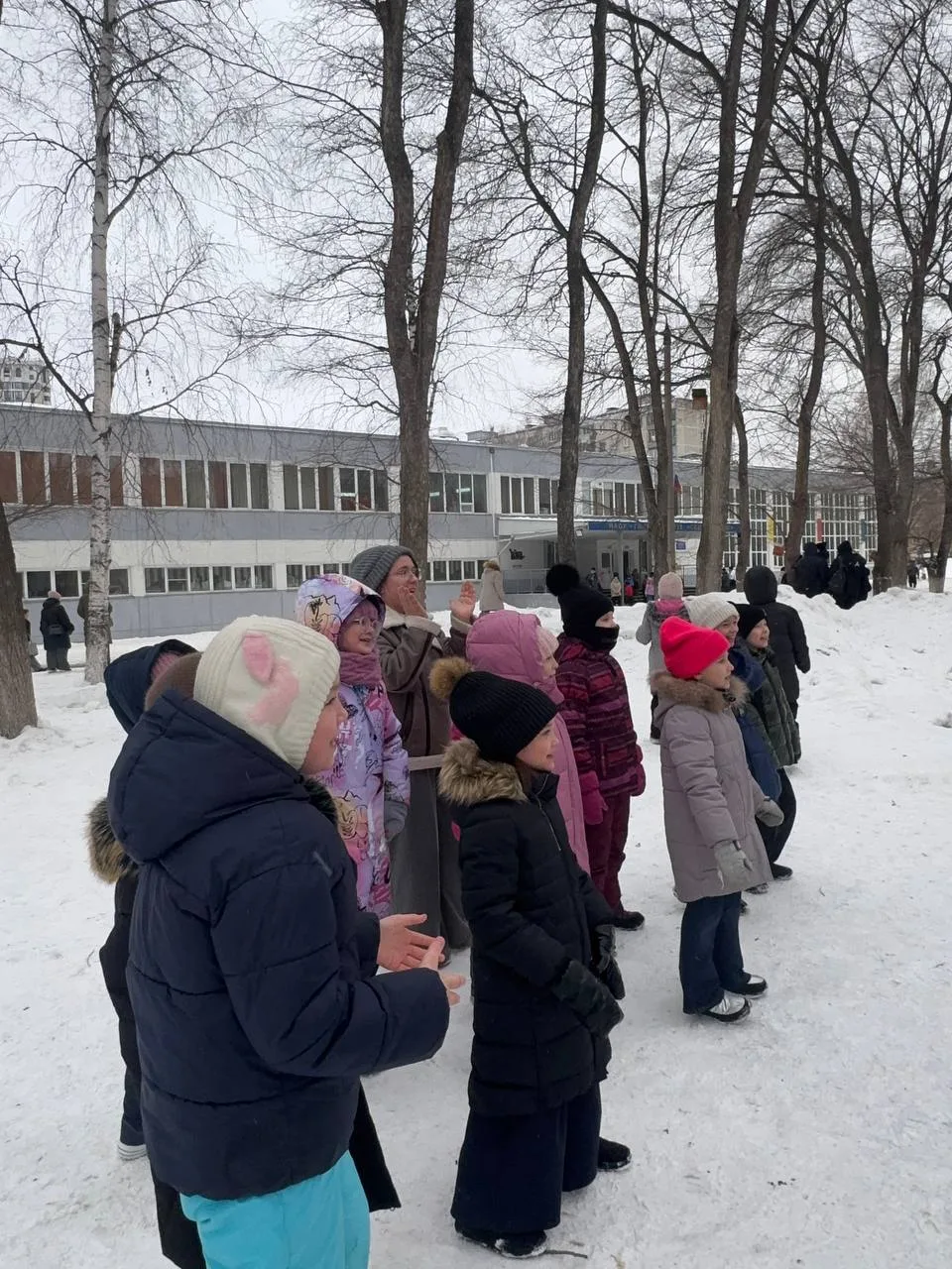 Вчера в  1-2 классах прошла «Зарничка»!  Мальчики и папы проходили испытания на станциях: строили пе