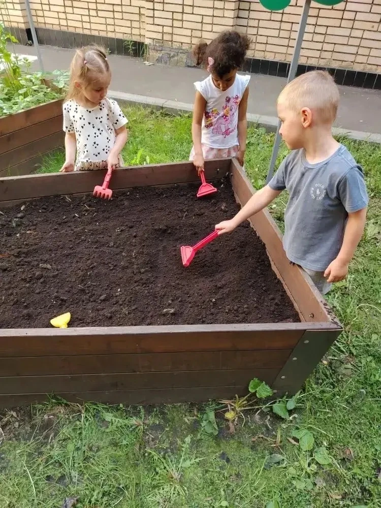 🌱 Юные огородники за работой  В дошкольном отделении прошёл «День посадок». Вместе с воспитателями р