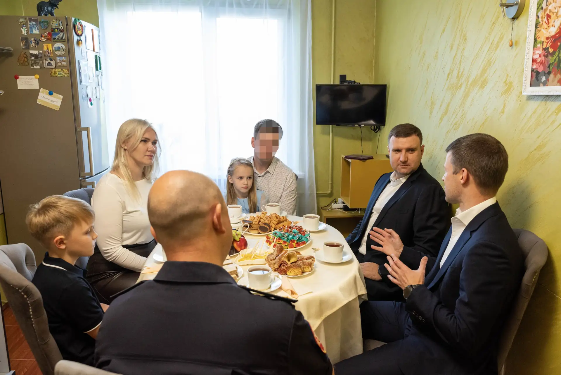 Глава Реутова Алексей Ковязин и глава Балашихи Сергей Юров посетили семью участника СВО