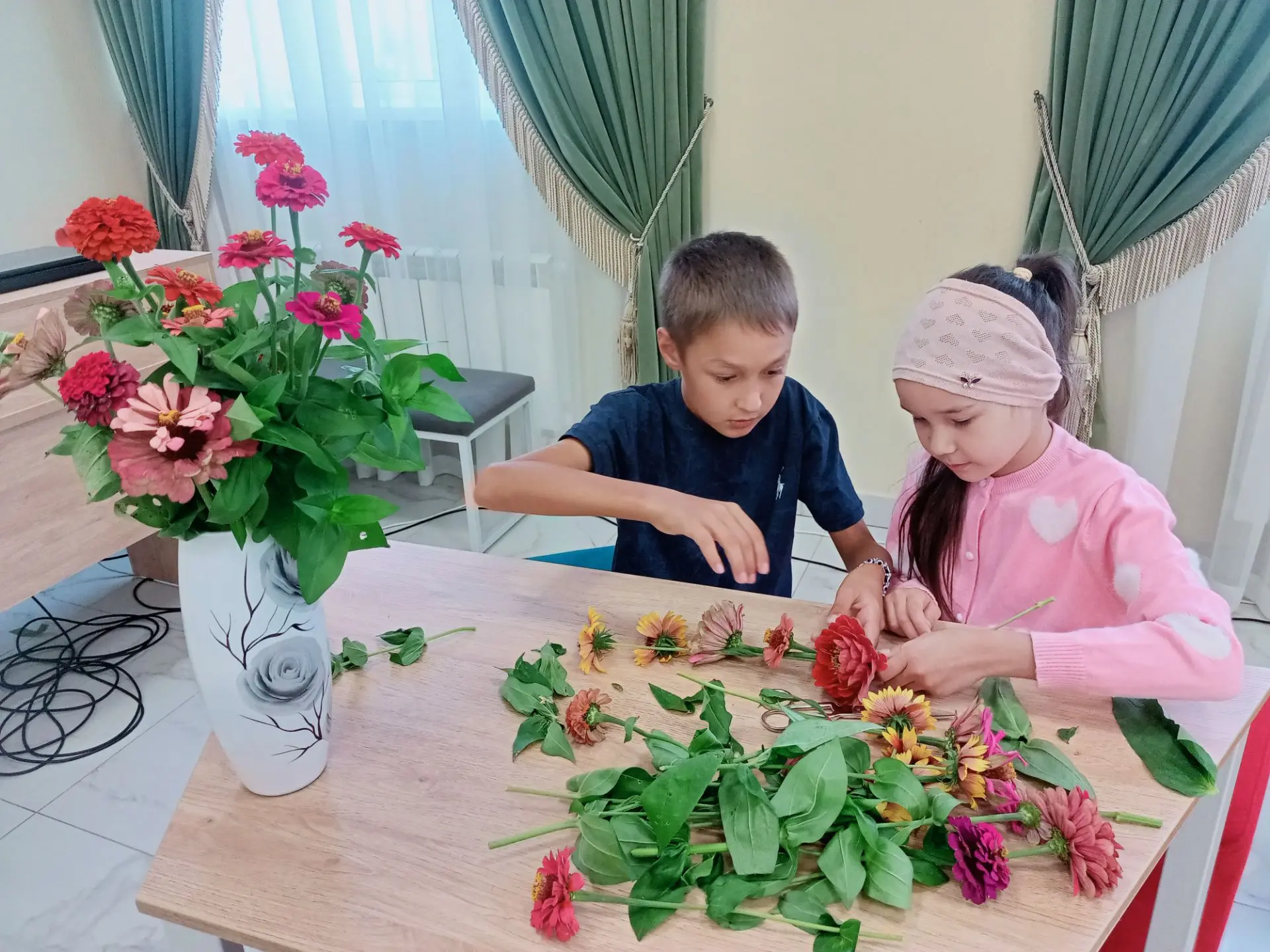 Чәчәкләрдән һәм үләннәрдән такыя үрү-борынгы заманнардан бирле популяр. Башына киеп йөр...