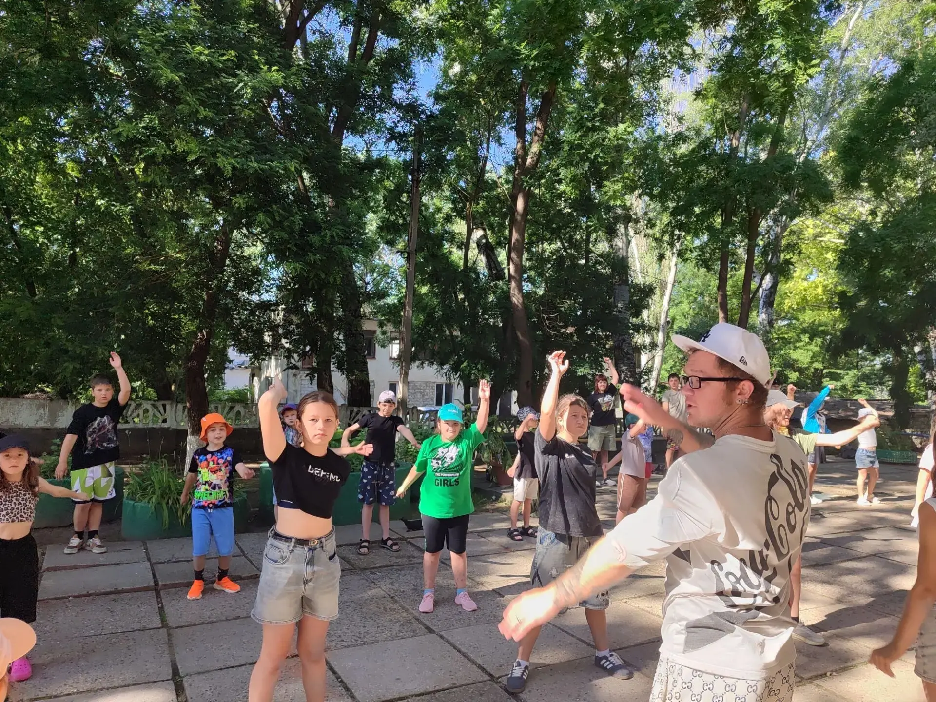 Сегодня в нашем лагере день был насыщенным! ☀️

Мы начали с важной темы – правил дорожного движения,