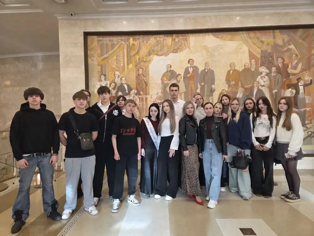 9 «Б» решил, что последний звонок должен быть громким и ярким! 🔥 Вчерашний день мы завершили в театр
