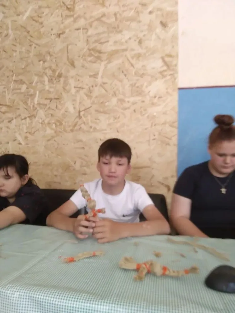 Туриловский СДК пригласил детей из пришкольного лагеря на мастер-класс по созданию из шерстяных ните