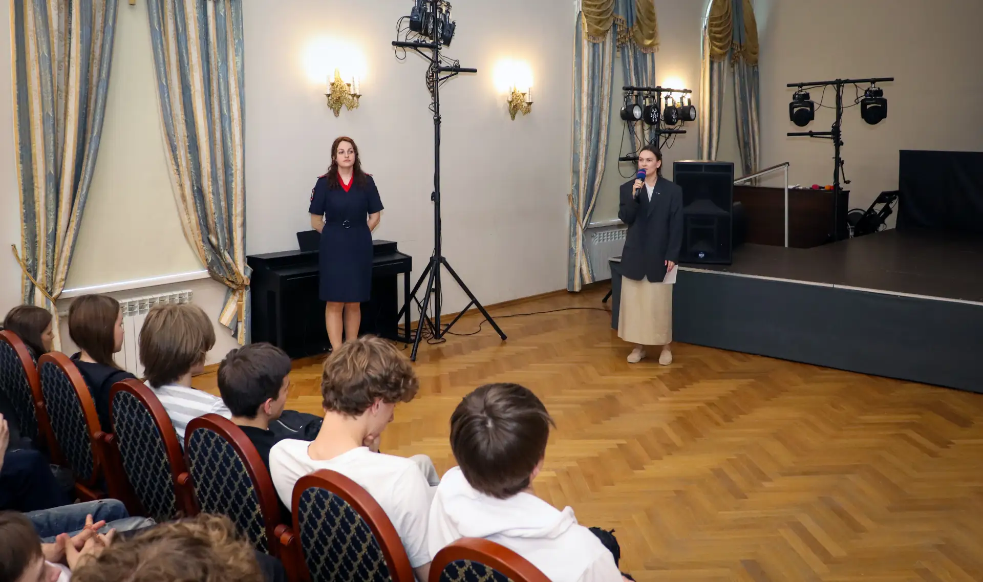 🚦 Сотрудники УМВД России провели «Правовой час», посвящённый правилам поведения на дор...