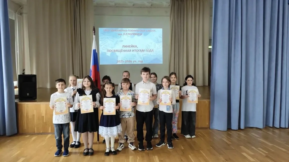 🇷🇺 Утро понедельника: финальный аккорд учебного года!  Сегодня в нашей школе стартовала последняя уч