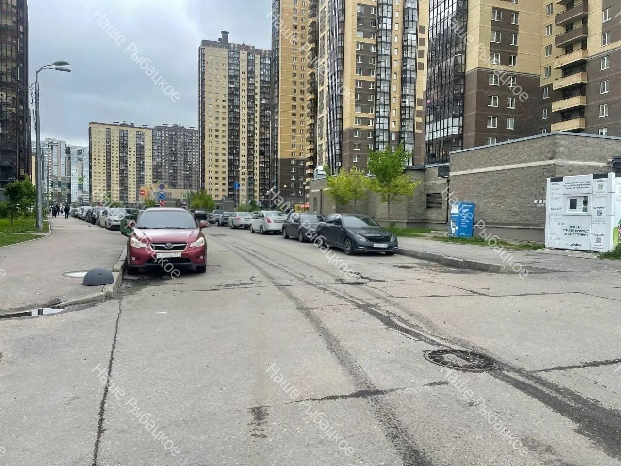 С недоумением наблюдаем: спустя месяц после введения запрета водители по-прежнему паркуются у Славян