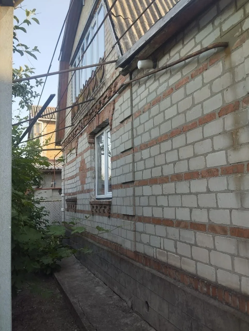 Продам прекрасный дом в самом чистом районе города Мариуполя -  Приморском. В доме 2 этажа, 4 комнат