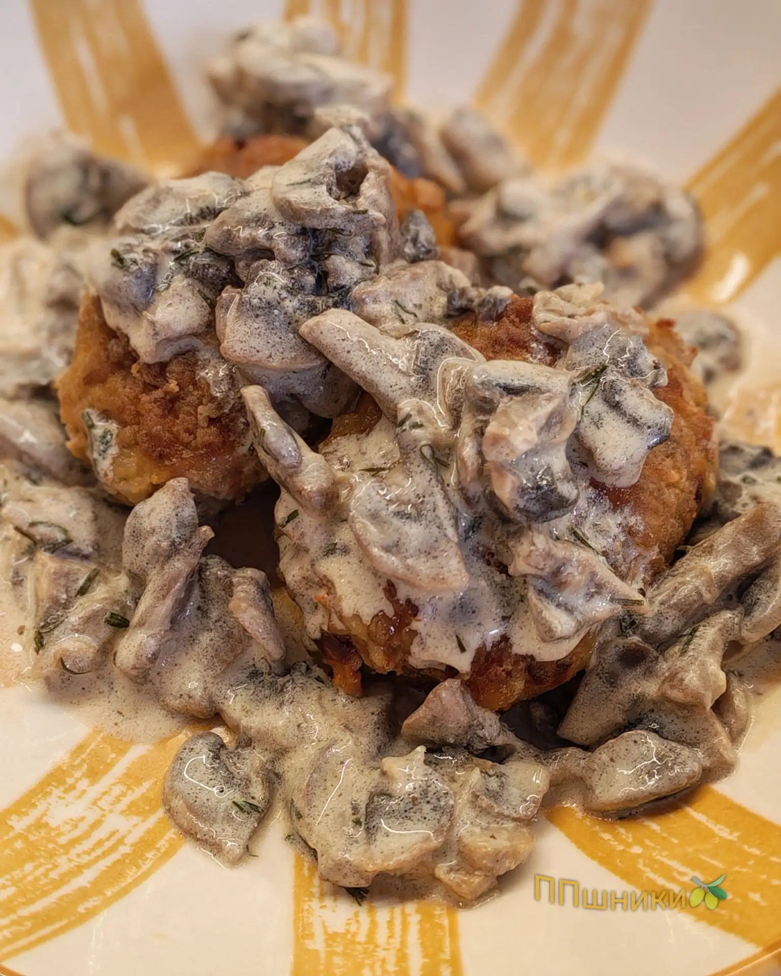 Котлеты с гречкой и фаршем с грибным соусом😋🤤