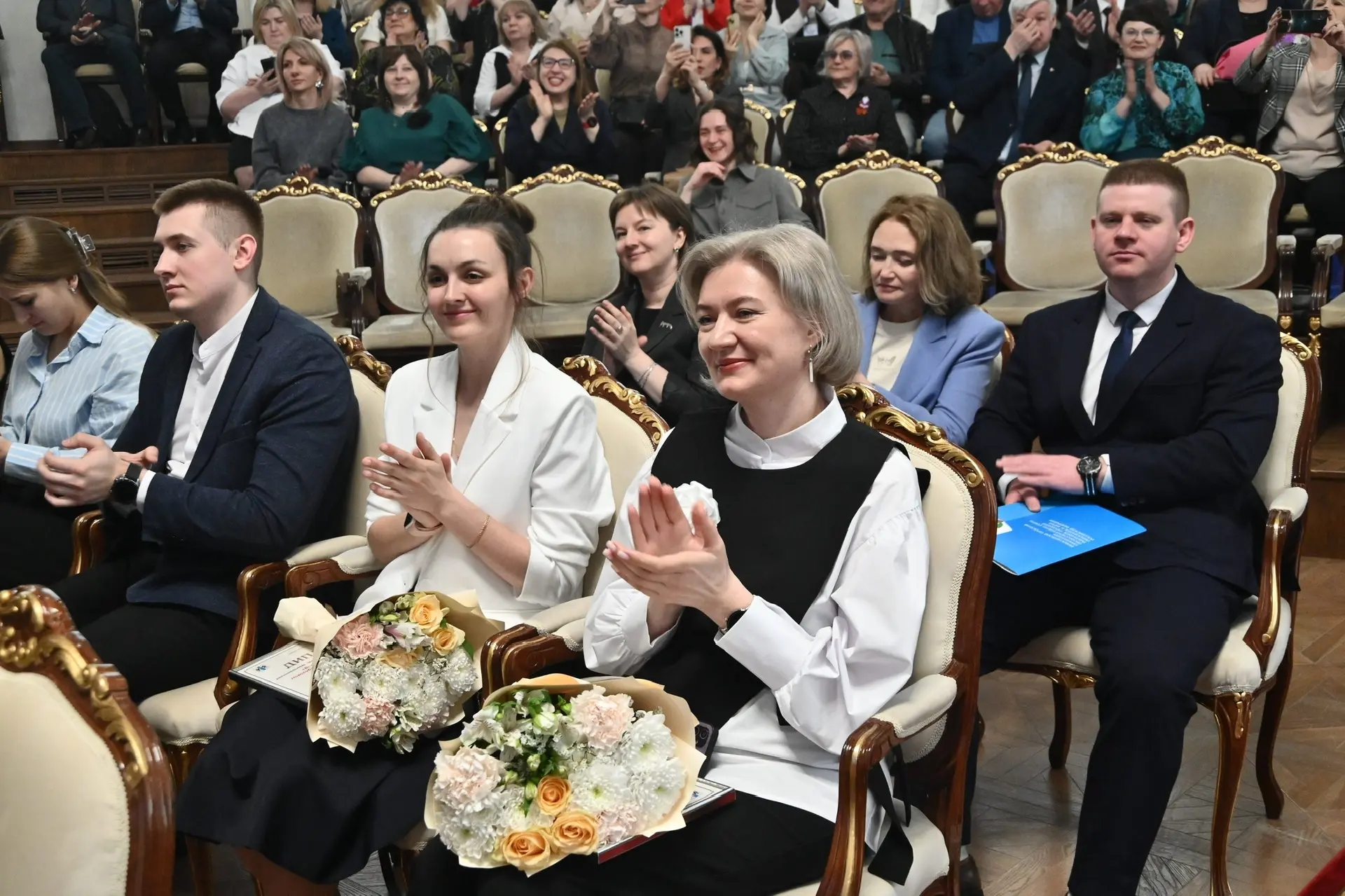 Вручил награды победителям профессиональных педагогических конкурсов Новосибирской области 2026 года