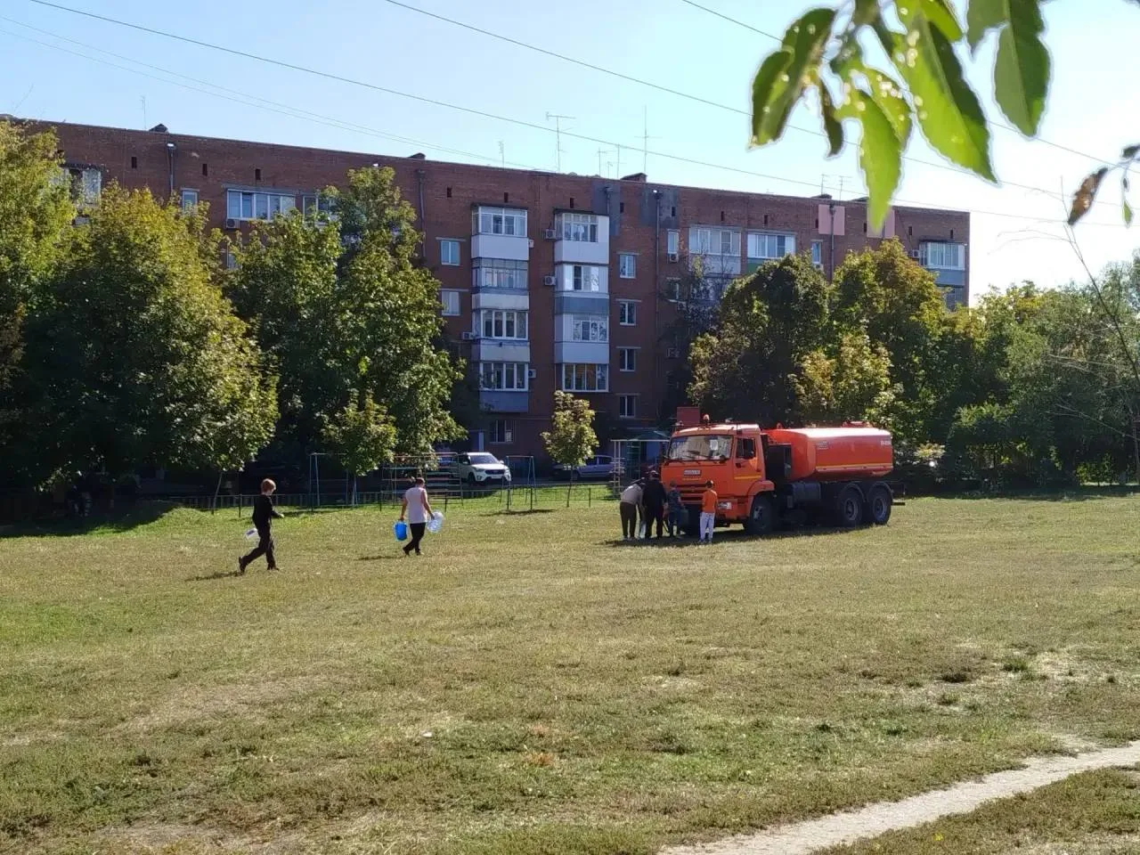 Водовозка на Вартанова 14.