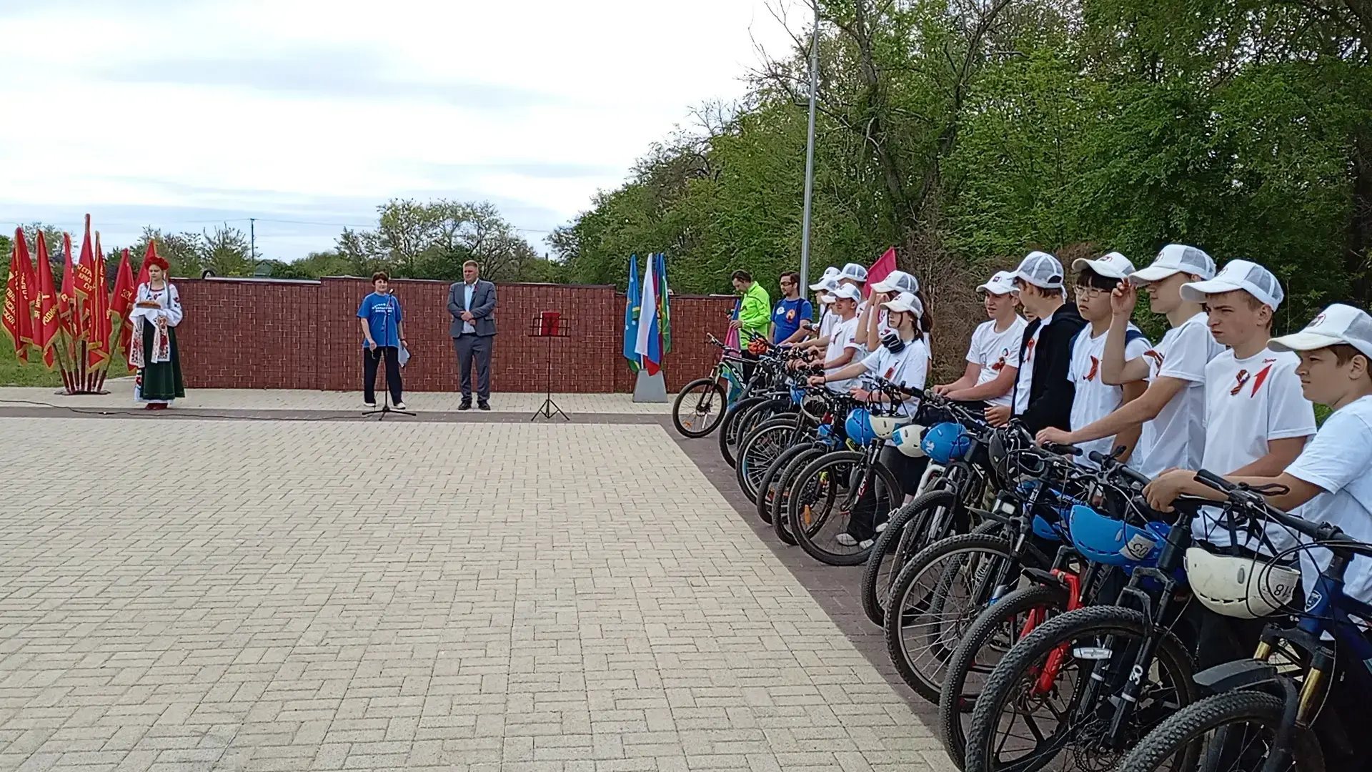 Кущевские школьники передали «Эстафету памяти»🚩  🚲11 мая участники «Эстафеты памяти» сделали останов