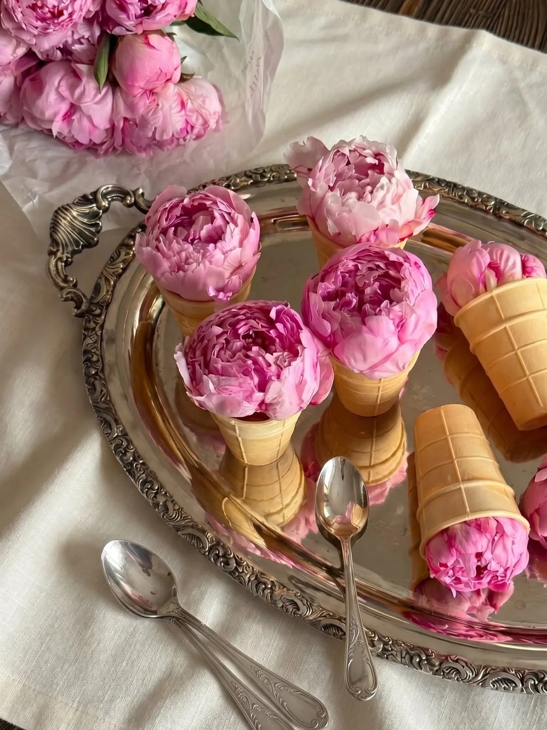Встречаем лето красиво — с двумя удовольствиями сразу 🍦🌸

Воздушное освежающее мороженое, тёплый с