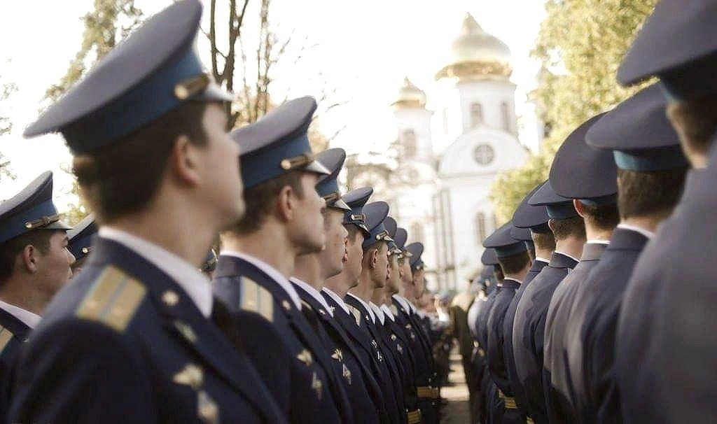 Выпуск лейтенантов состоялся в ВУЗах Минобороны России. Эти строки посвящены молодым командирам:


О